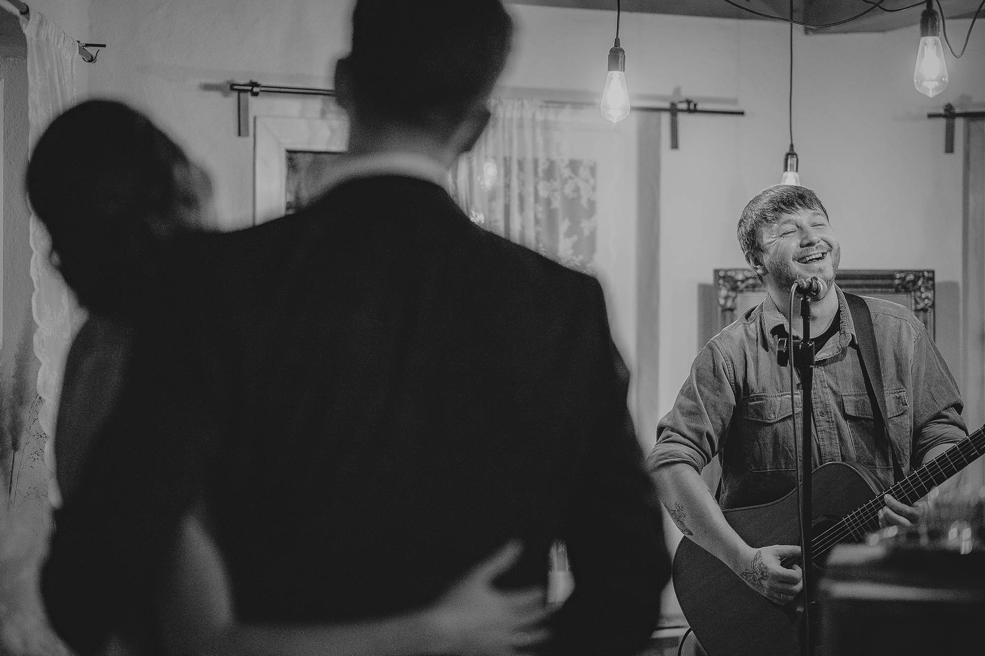 der luger live musik hochzeit heiraten hochzeitslocation marienhof fecher niedernberg brautpaar first look brautbilder vor der trauung winterhochzeit hochzeitsfotografin hessen wetterau